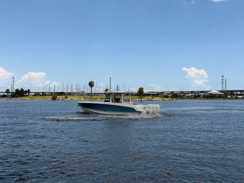 Slide: The Image of Boston Whaler 380 OUTRAGE 2018 - 16