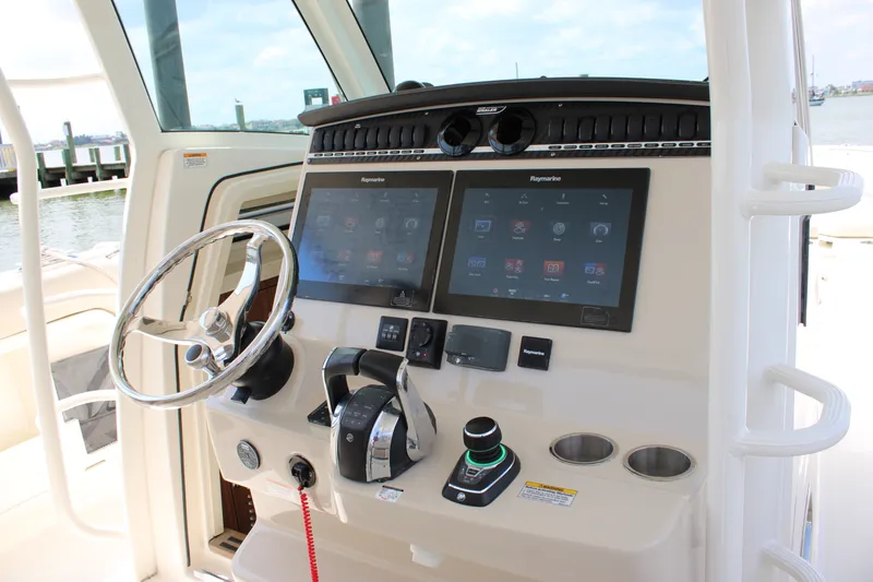 Slide: The Image of Boston Whaler 380 OUTRAGE 2018 - 32