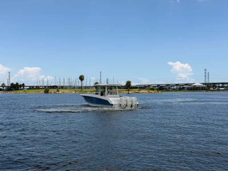 Slide: The Image of Boston Whaler 380 OUTRAGE 2018 - 14