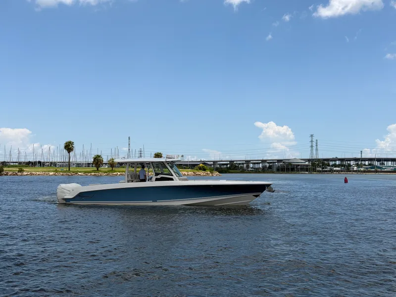 Slide: The Image of Boston Whaler 380 OUTRAGE 2018 - 7