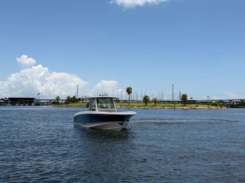 Slide: The Image of Boston Whaler 380 OUTRAGE 2018 - 4