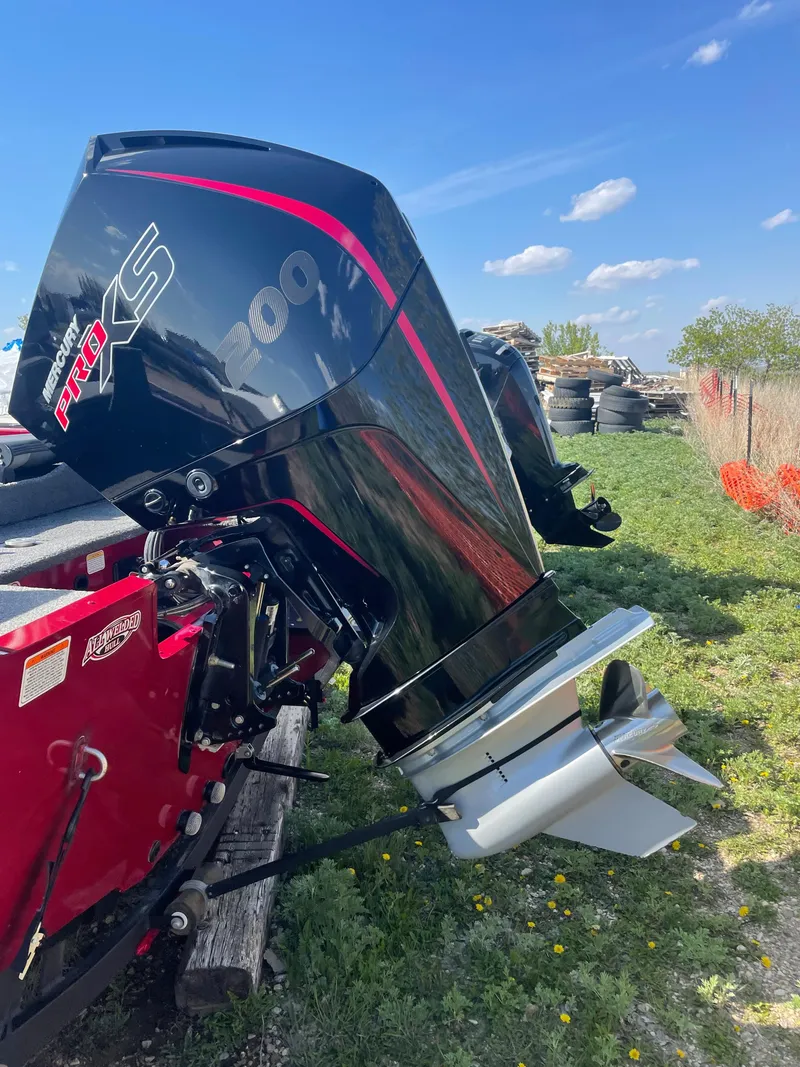 Slide: The Image of 2019 Tracker Targa 19 Combo boat engine in outdoor setting. - 6