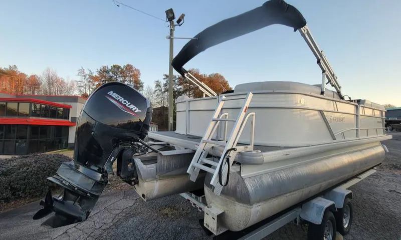 Slide: The Image of Sweetwater 2286 Tritoon 2022 - 0