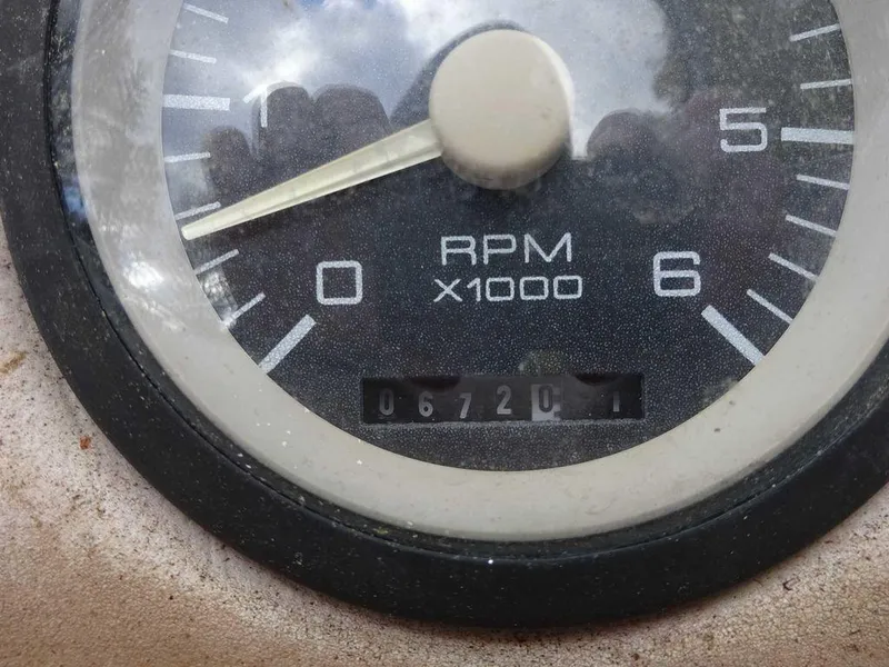 Slide: The Image of Close-up of 1996 Wellcraft 2400S ECLIPSE tachometer showing 672 hours. - 20