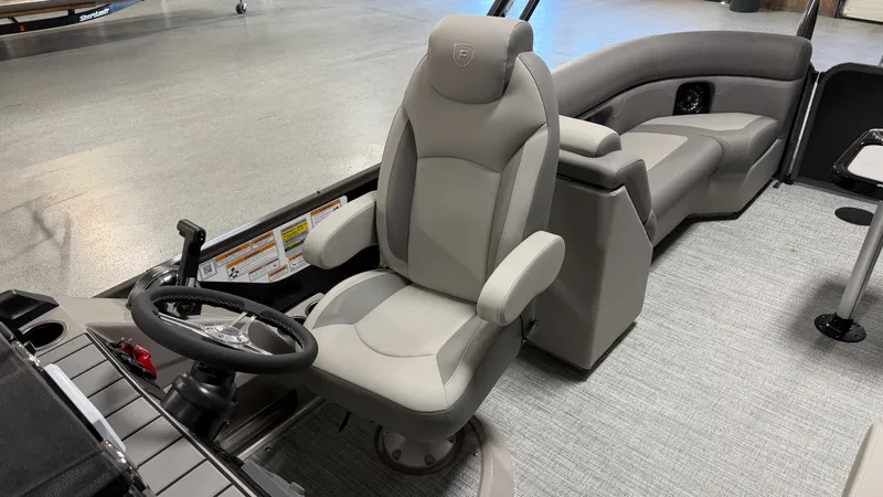 Slide: The Image of Premier 230SUNSATION 2027 - 32