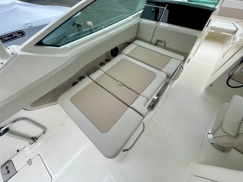 Slide: The Image of Boston Whaler 280 Vantage 2027 - 16