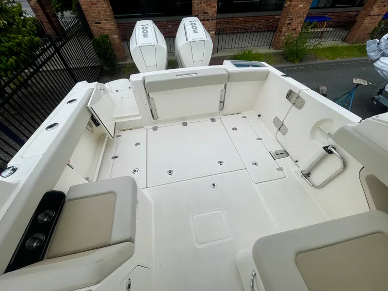 Slide: The Image of Boston Whaler 280 Vantage 2027 - 7