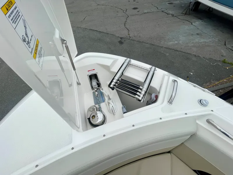 Slide: The Image of Boston Whaler 280 Vantage 2027 - 34