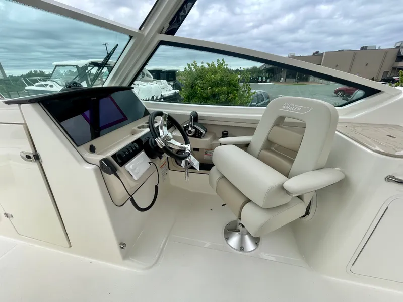 Slide: The Image of Boston Whaler 280 Vantage 2027 - 21