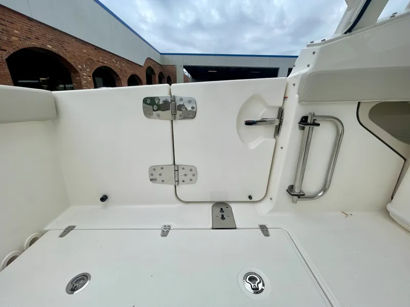 Slide: The Image of Boston Whaler 280 Vantage 2027 - 10