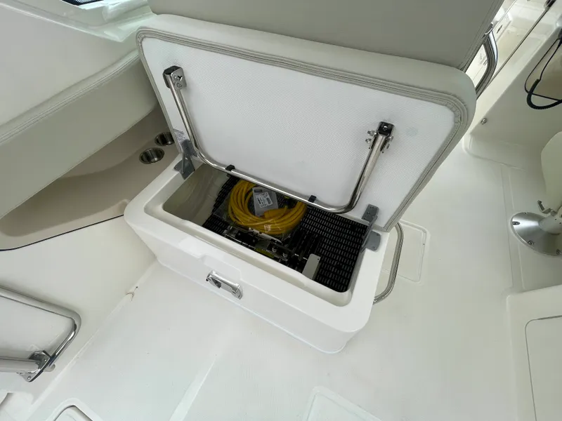 Slide: The Image of Boston Whaler 280 Vantage 2027 - 15