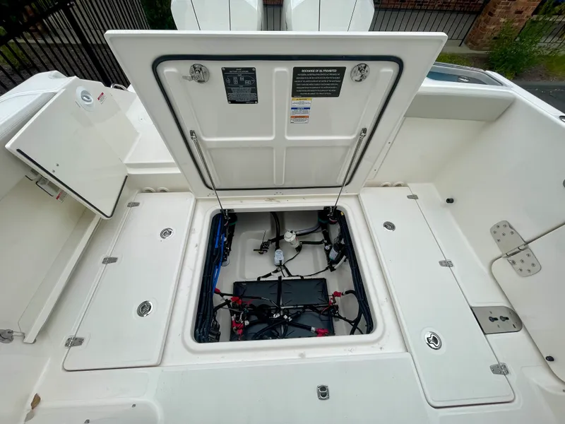 Slide: The Image of Boston Whaler 280 Vantage 2027 - 9