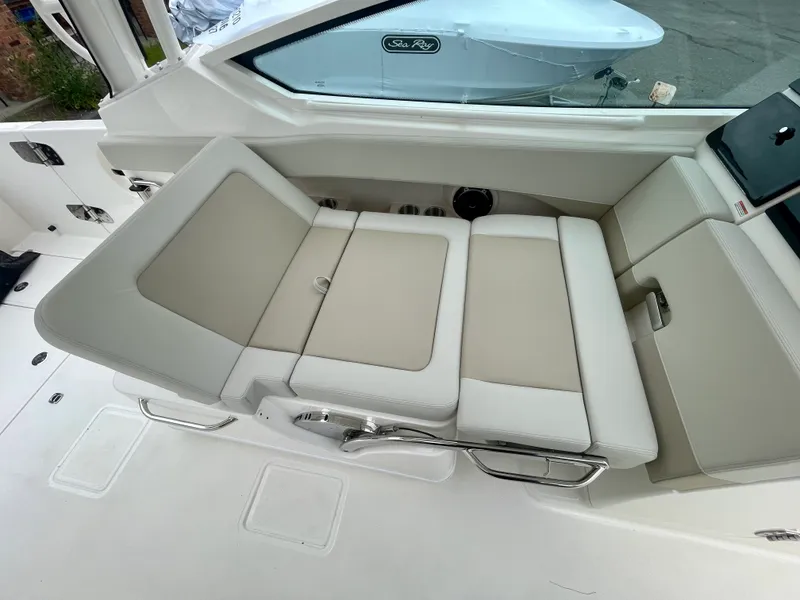 Slide: The Image of Boston Whaler 280 Vantage 2027 - 17