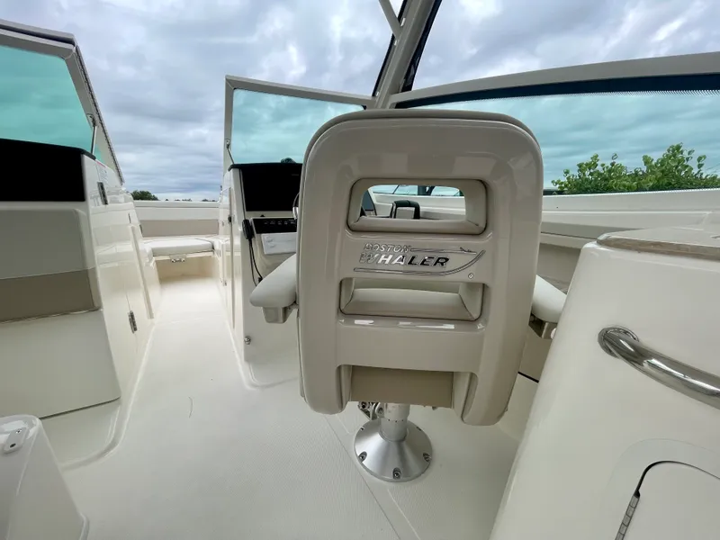 Slide: The Image of Boston Whaler 280 Vantage 2027 - 19