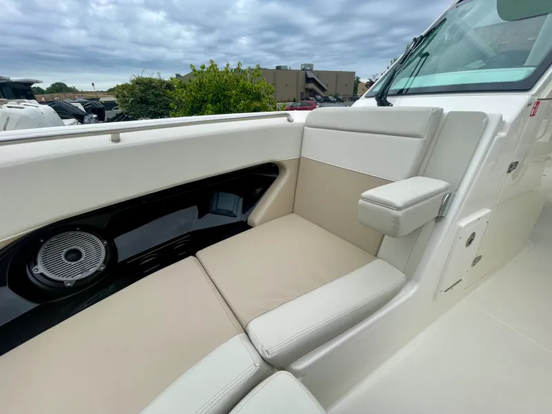 Slide: The Image of Boston Whaler 280 Vantage 2027 - 31