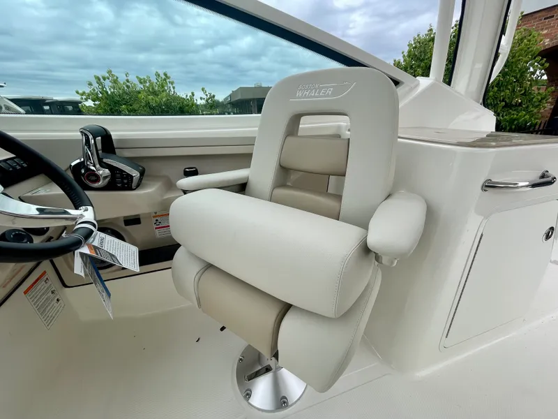 Slide: The Image of Boston Whaler 280 Vantage 2027 - 20