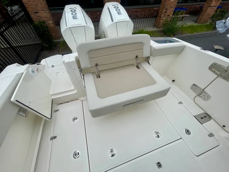 Slide: The Image of Boston Whaler 280 Vantage 2027 - 8