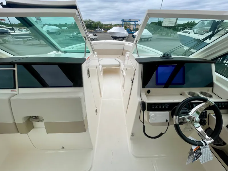 Slide: The Image of Boston Whaler 280 Vantage 2027 - 26