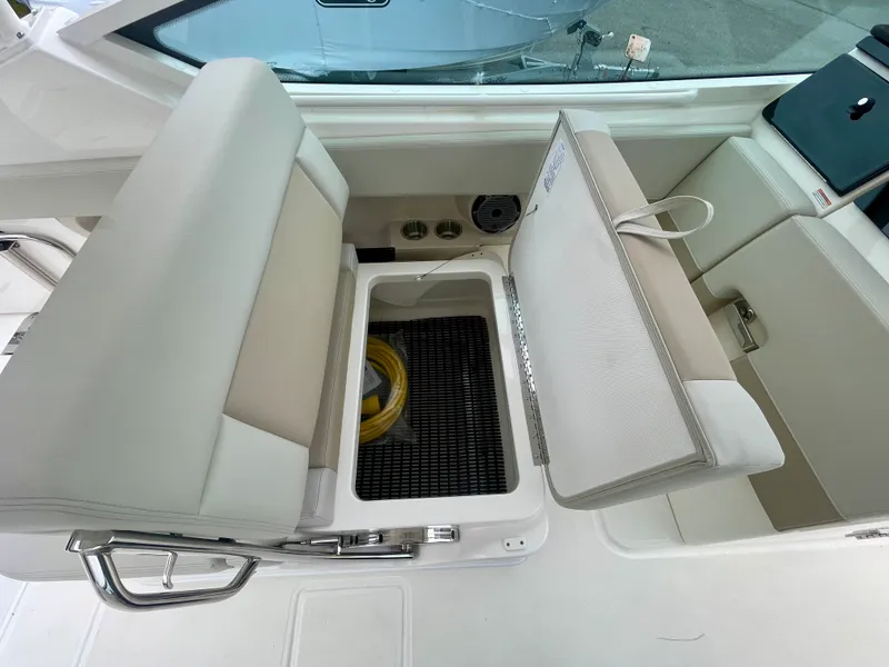Slide: The Image of Boston Whaler 280 Vantage 2027 - 18