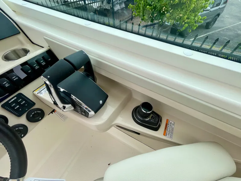 Slide: The Image of Boston Whaler 280 Vantage 2027 - 23