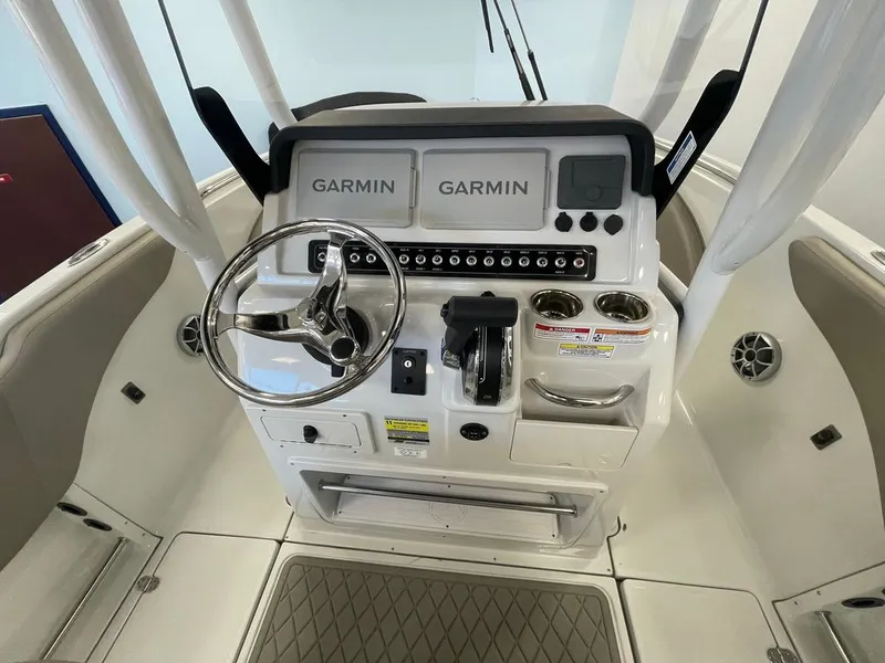 Slide: The Image of Finseeker 230 CC 2024 - 6