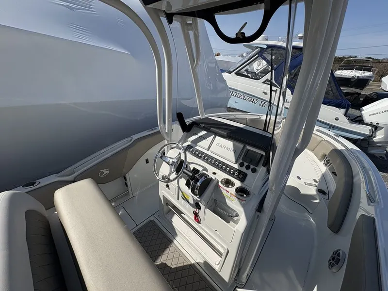 Slide: The Image of Finseeker 220 CC 2024 - 6