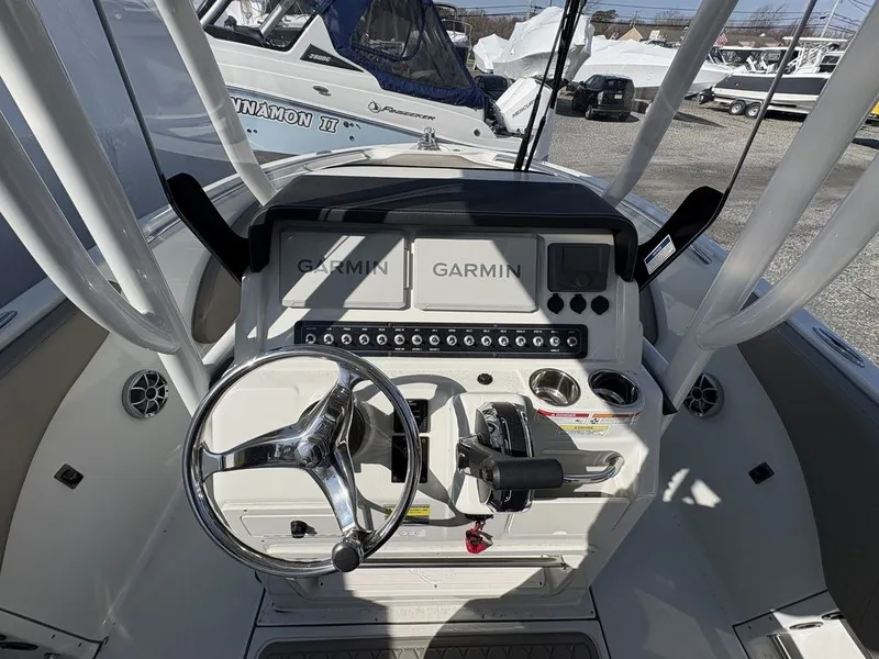 Slide: The Image of Finseeker 220 CC 2024 - 8