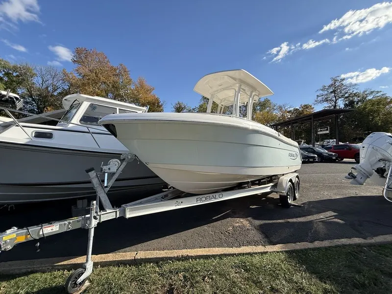Slide: The Image of Robalo R222 Center Console 2025 - 1