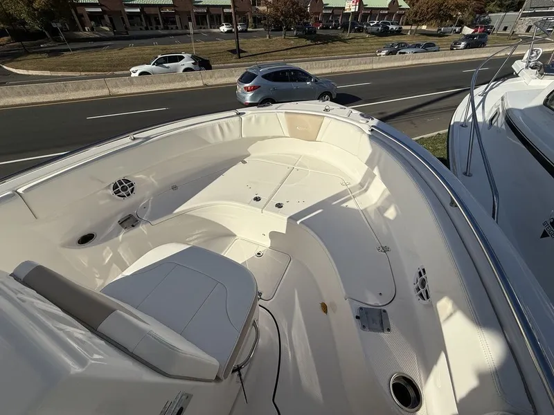 Slide: The Image of Robalo R222 Center Console 2025 - 7