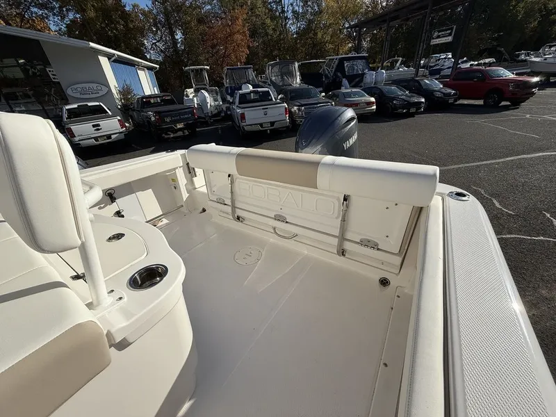 Slide: The Image of Robalo R222 Center Console 2025 - 4
