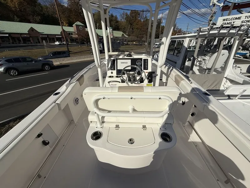 Slide: The Image of Robalo R222 Center Console 2025 - 6