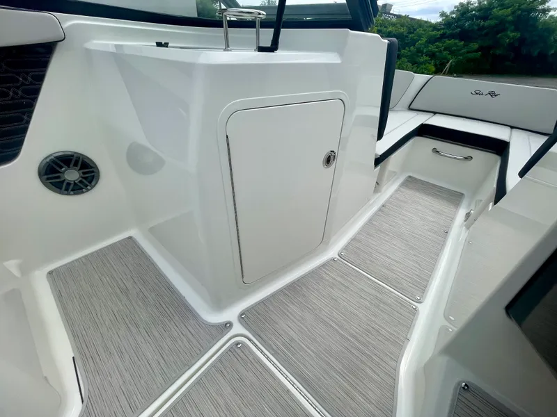 Slide: The Image of Sea Ray SPX 210 Outboard 2027 - 13