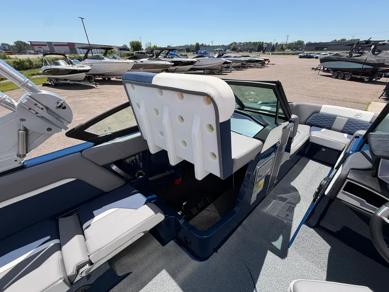 Slide: The Image of Mastercraft X24 2022 - 23