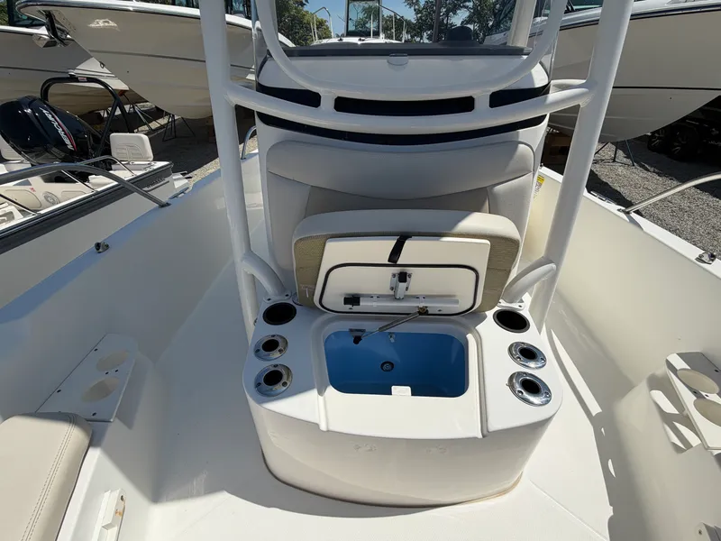 Slide: The Image of Boston Whaler 210 DAUNTLESS 2020 - 7
