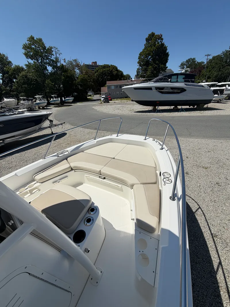 Slide: The Image of Boston Whaler 210 DAUNTLESS 2020 - 6