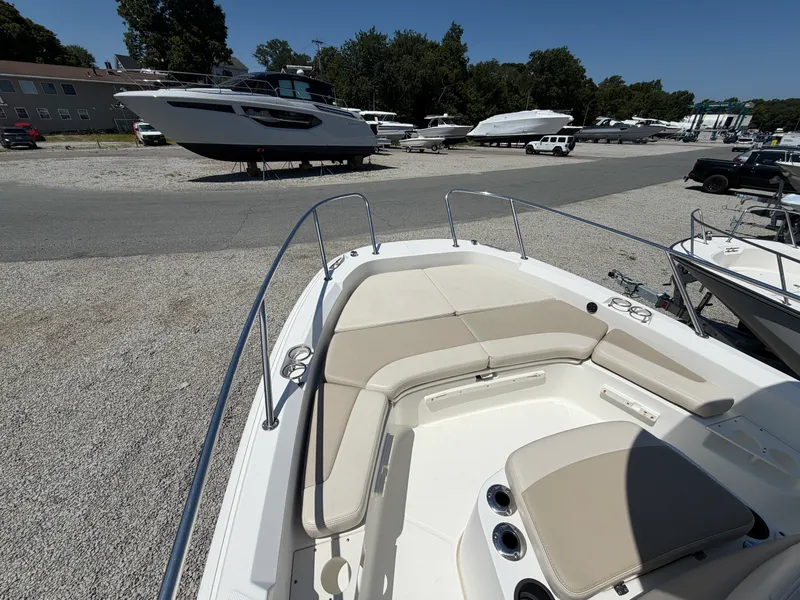 Slide: The Image of Boston Whaler 210 DAUNTLESS 2020 - 9