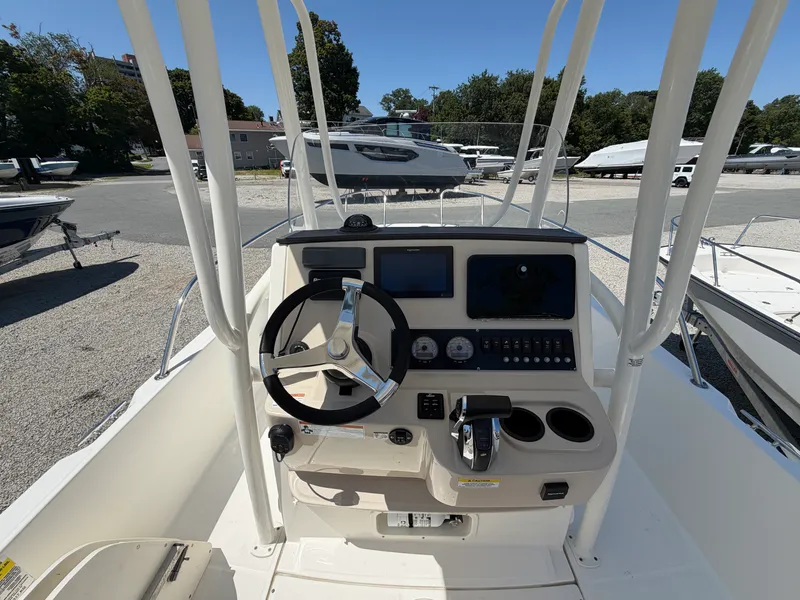 Slide: The Image of Boston Whaler 210 DAUNTLESS 2020 - 13
