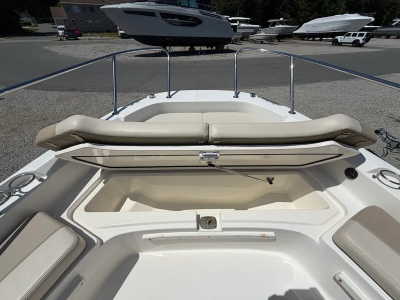 Slide: The Image of Boston Whaler 210 DAUNTLESS 2020 - 10