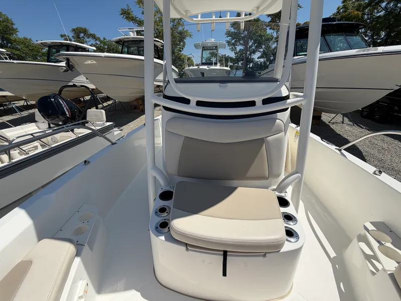 Slide: The Image of Boston Whaler 210 DAUNTLESS 2020 - 8