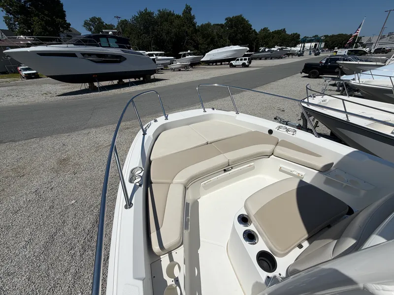 Slide: The Image of Boston Whaler 210 DAUNTLESS 2020 - 12