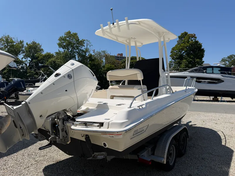 Slide: The Image of Boston Whaler 210 DAUNTLESS 2020 - 4