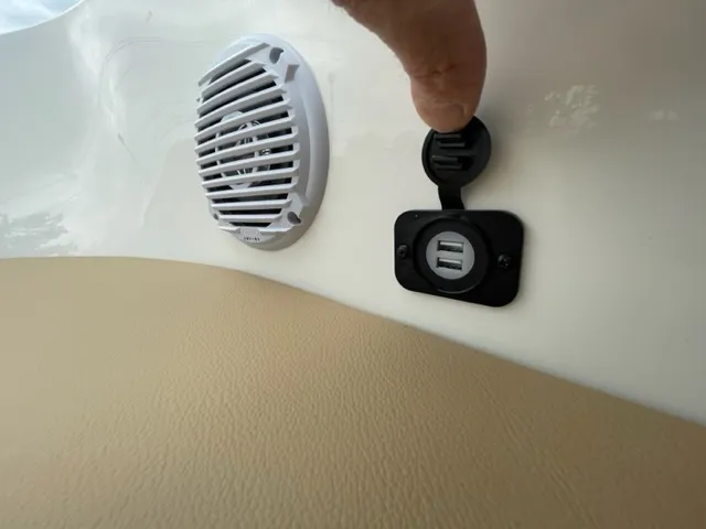 Slide: The Image of Bayliner VR4 2023 - 10