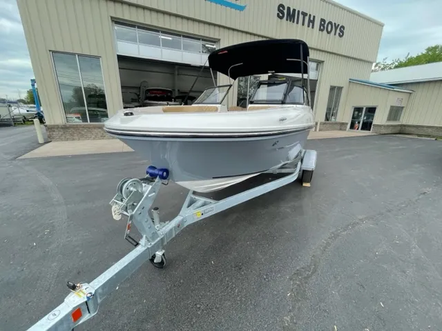 Slide: The Image of Bayliner VR4 2023 - 1