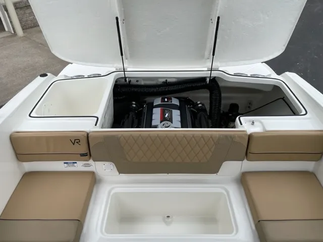 Slide: The Image of Bayliner VR4 2023 - 14