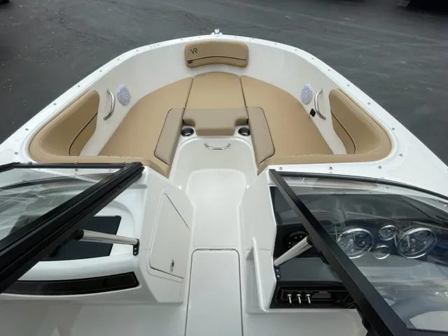 Slide: The Image of Bayliner VR4 2023 - 15