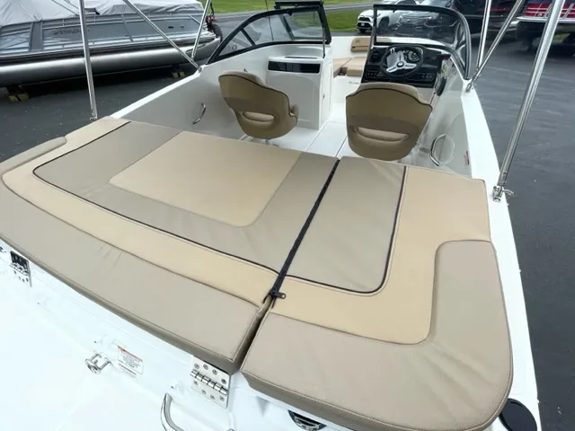 Slide: The Image of Bayliner VR4 2023 - 6
