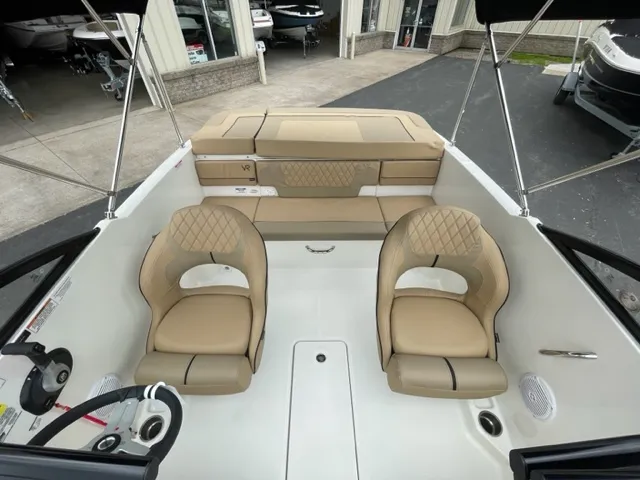 Slide: The Image of Bayliner VR4 2023 - 16
