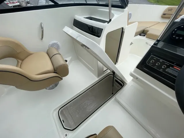 Slide: The Image of Bayliner VR4 2023 - 7
