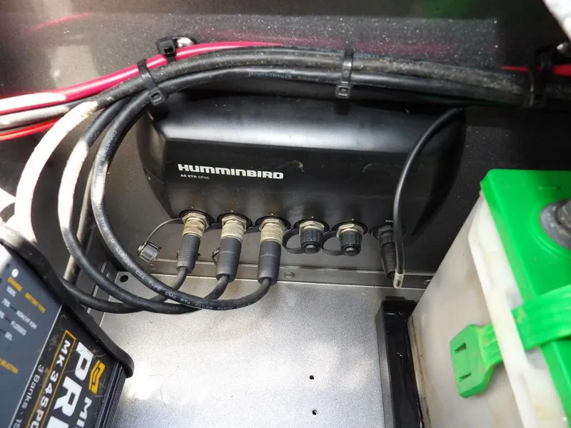 Slide: The Image of Electrical setup in a 2019 Lund 1975 Pro V Sport boat with Humminbird device. - 46