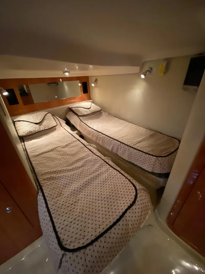 Slide: The Image of Twin beds in the 2005 Regal Commodore 4260 cabin. - 15